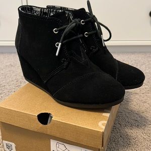 TOMS Desert Suede Wedge Bootie Black 7